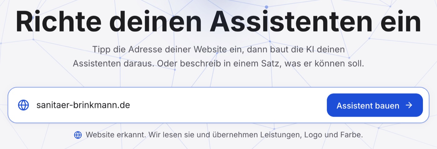 „Richte deinen Assistenten ein“, im Feld „sanitaer-brinkmann.de“, links die Weltkugel, rechts der Knopf „Assistent bauen“, darunter „Website erkannt. Wir lesen sie und übernehmen Leistungen, Logo und Farbe.“