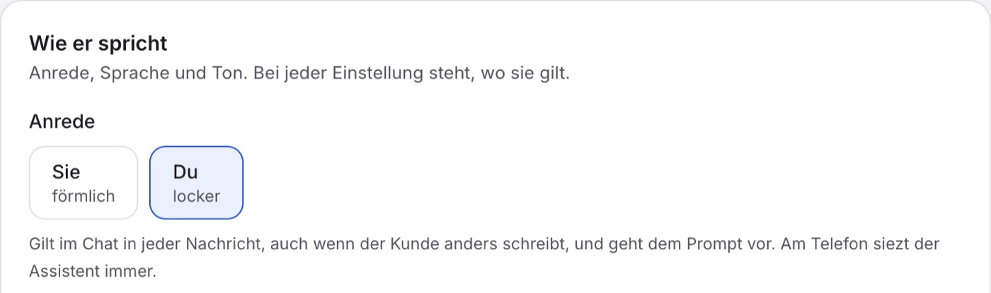 Abschnitt „Wie er spricht“ mit der Anrede „Du“ und dem Satz darunter: Sie gilt im Chat in jeder Nachricht, am Telefon siezt der Assistent immer.
