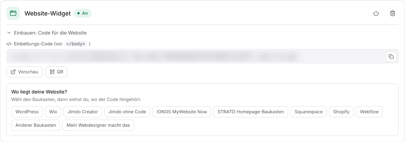 Karte „Website-Widget“ mit „Einbauen: Code für die Website“ aufgeklappt, der Code weichgezeichnet, daneben das Kopier-Symbol, darunter Vorschau und QR und die Auswahl „Wo liegt deine Website?“ mit den Baukästen.