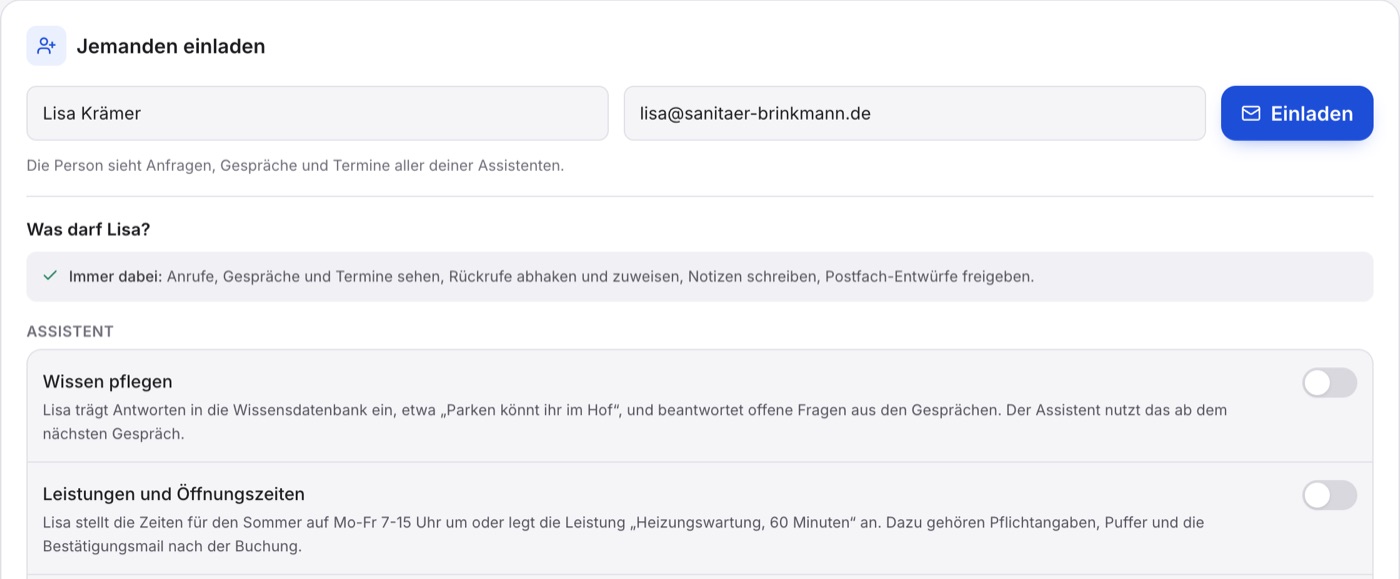 Konto › Zugänge, die Karte „Jemanden einladen“ mit „Lisa Krämer“ und „lisa@sanitaer-brinkmann.de“, darunter „Was darf Lisa?“ mit „Immer dabei“ und den ersten Schaltern, alle aus.