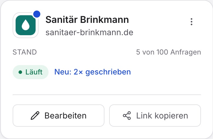 Die Kachel „Sanitär Brinkmann“ mit blauem Punkt am Logo, „5 von 100 Anfragen“, „Läuft“ und „Neu: 2× geschrieben“.