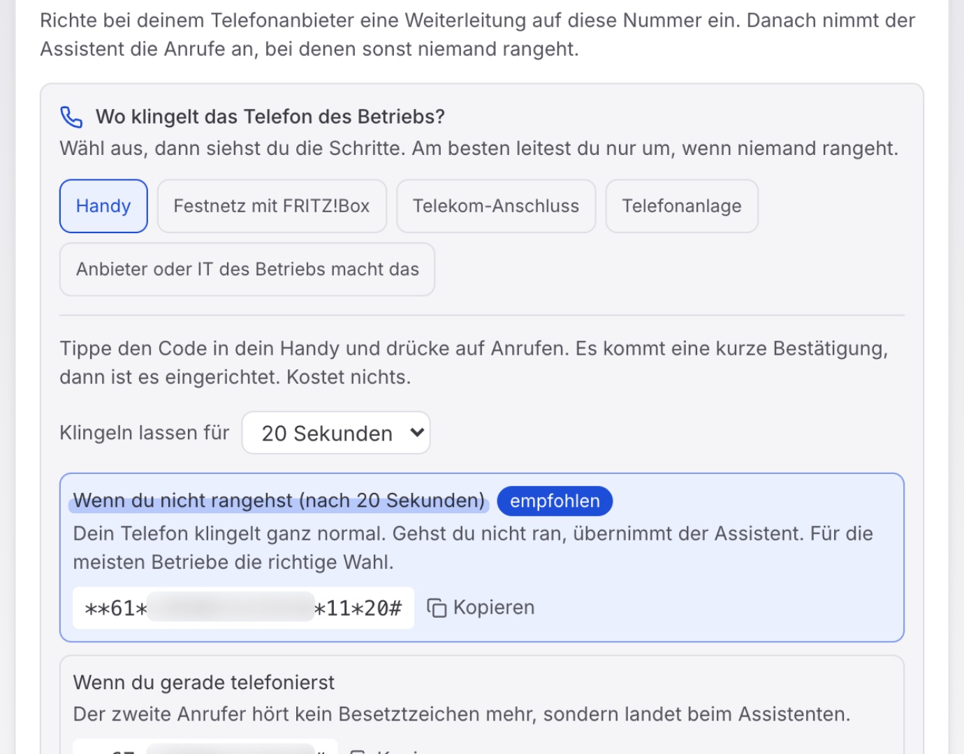 Die Auswahl „Wo klingelt das Telefon des Betriebs?“ mit „Handy“ gewählt, darunter „Klingeln lassen für 20 Sekunden“ und die markierte Zeile „Wenn du nicht rangehst (nach 20 Sekunden)“ mit „empfohlen“, die Nummer im Code weichgezeichnet.