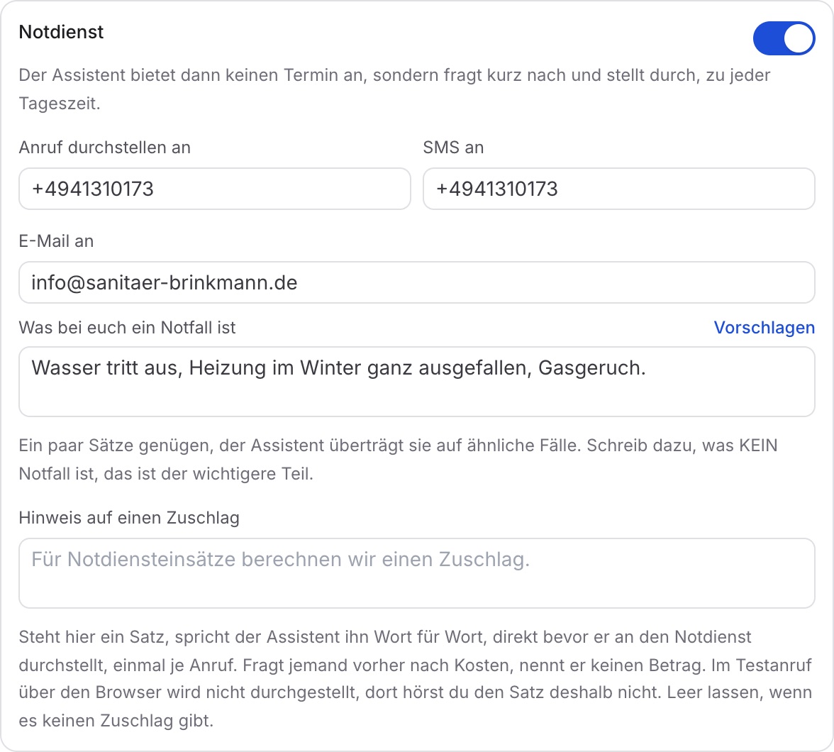 Kasten „Notdienst“ mit Schalter an, darunter „Anruf durchstellen an“, „SMS an“, „E-Mail an“, „Was bei euch ein Notfall ist“ und der Hinweis auf einen Zuschlag.