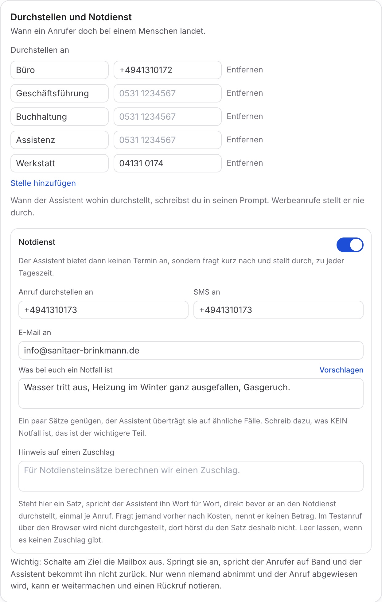 Teil „Durchstellen und Notdienst“ mit den Stellen Büro, Geschäftsführung, Buchhaltung, Assistenz und Werkstatt, darunter „Stelle hinzufügen“ und der Satz „Werbeanrufe stellt er nie durch.“, weiter unten der Notdienst.