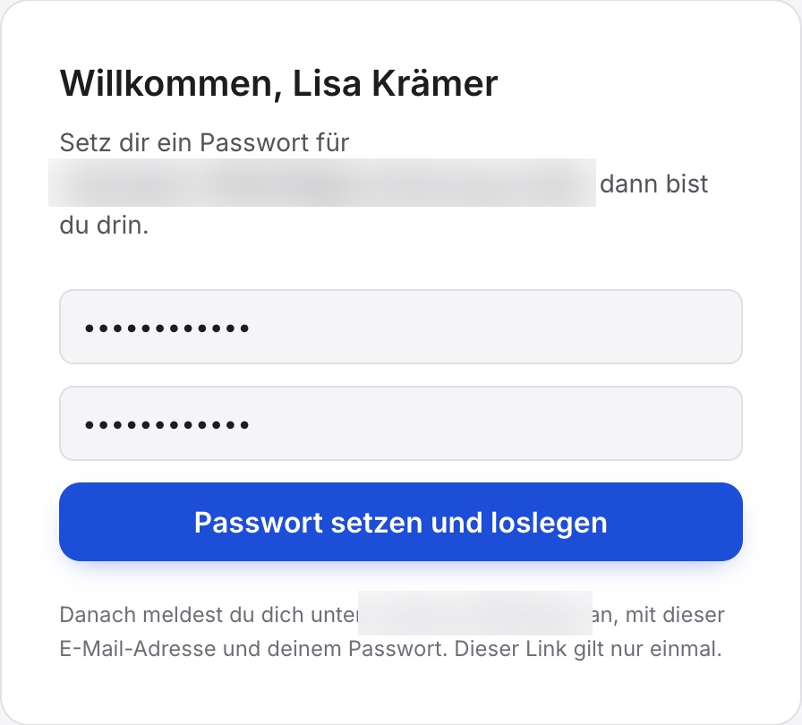 Die Seite „Willkommen, Lisa Krämer“ mit den zwei Passwortfeldern, nur Punkte darin, dem Knopf „Passwort setzen und loslegen“ und dem Satz mit der Anmeldeadresse darunter, die Adressen weichgezeichnet.