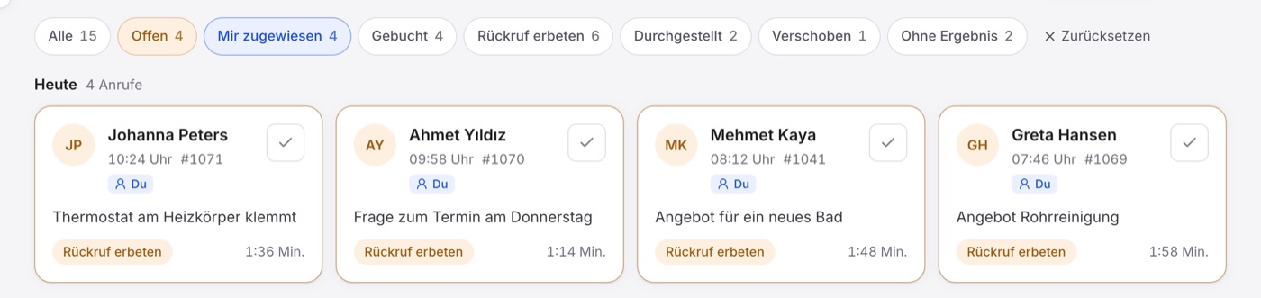 Reiter Anrufe, Filter „Mir zugewiesen 4“ gewählt, vier orange umrandete Karten mit „Rückruf erbeten“ und der Marke „Du“.