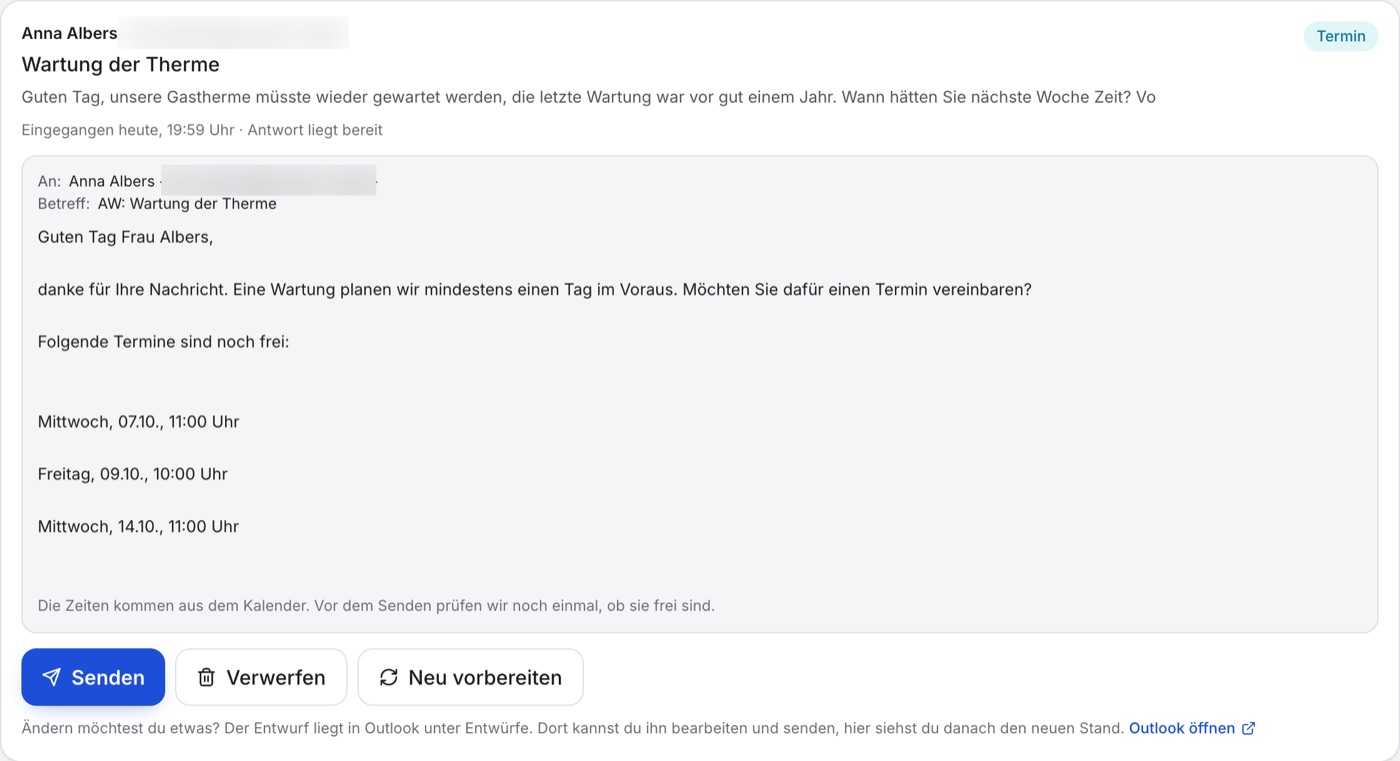 Mail von Anna Albers, „Wartung der Therme“, Etikett „Termin“, darunter der Entwurf mit drei freien Zeiten, der Hinweis zum Kalender und die Knöpfe „Senden“, „Verwerfen“, „Neu vorbereiten“.