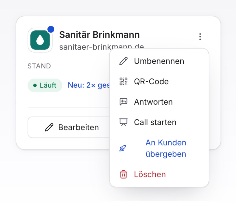 Die Demo-Kachel „Sanitär Brinkmann“ mit blauem Punkt und „Neu: 2×…“, daneben das offene Menü mit „Antworten“ und „Call starten“.